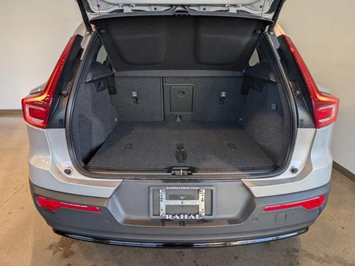 2023 Volvo XC40 B5 Plus Dark Theme