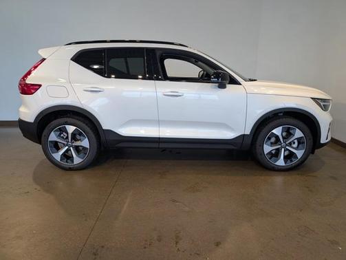 2026 Volvo XC40 B5 Core