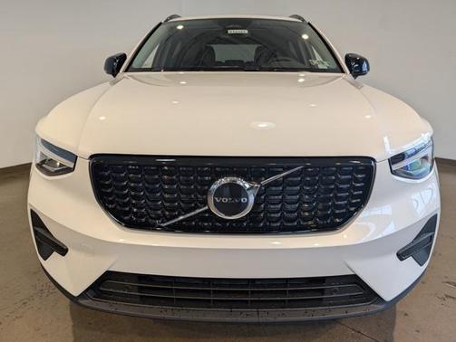 2026 Volvo XC40 B5 Core