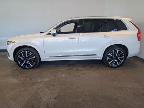 2023 Volvo XC90 B5 Plus
