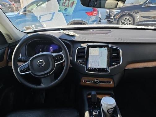 2023 Volvo XC90 B5 Plus
