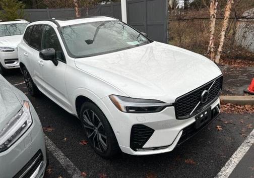 2023 Volvo XC60 B5 Plus Dark Theme