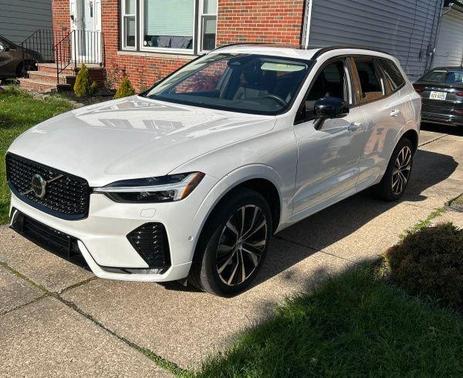 Crystal White Metallic 2023 Volvo XC60 B5 Plus Dark Theme