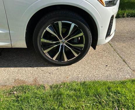 Crystal White Metallic 2023 Volvo XC60 B5 Plus Dark Theme