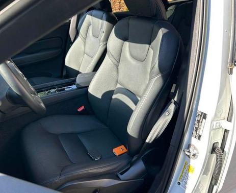 Crystal White Metallic 2023 Volvo XC60 B5 Plus Dark Theme
