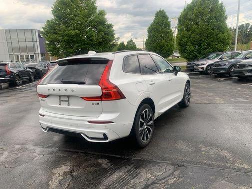 Crystal White Metallic 2023 Volvo XC60 B5 Plus Dark Theme