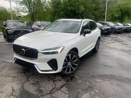 Crystal White Metallic 2023 Volvo XC60 B5 Plus Dark Theme