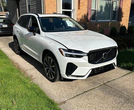 Crystal White Metallic 2023 Volvo XC60 B5 Plus Dark Theme