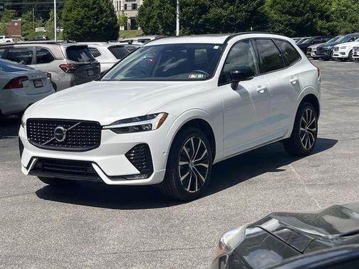 Crystal White Metallic 2023 Volvo XC60 B5 Plus Dark Theme