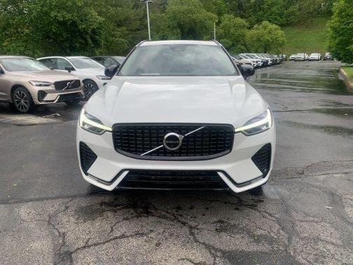 Crystal White Metallic 2023 Volvo XC60 B5 Plus Dark Theme