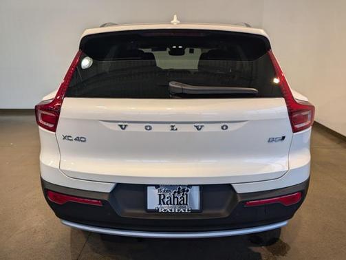 2025 Volvo XC40 B5 Ultra Bright Theme