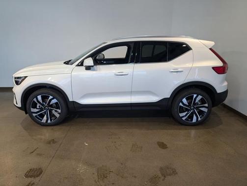 2025 Volvo XC40 B5 Ultra Bright Theme
