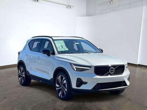 Crystal White 2026 Volvo XC40 Plus, B5 AWD Gas (mild hybrid), Dark