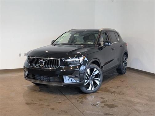 2025 Volvo XC40 B5 Ultra Bright Theme