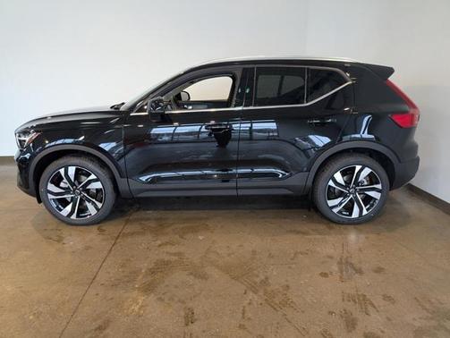 2025 Volvo XC40 B5 Ultra Bright Theme
