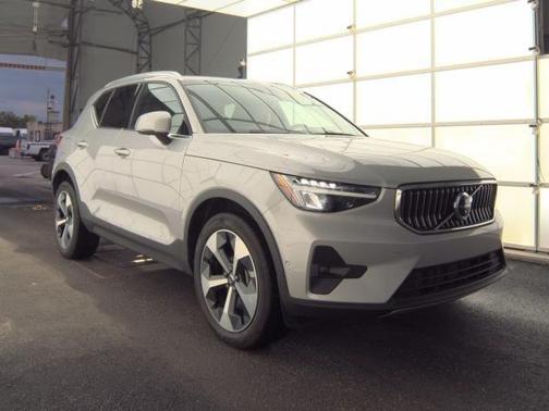 2025 Volvo XC40 B5 Plus Bright Theme