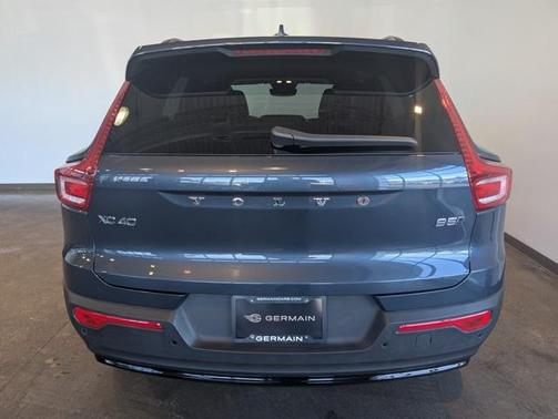 2026 Volvo XC40 Core, B5 AWD Gas (mild hybrid), Dark