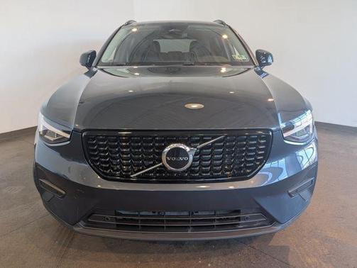 2026 Volvo XC40 Core, B5 AWD Gas (mild hybrid), Dark