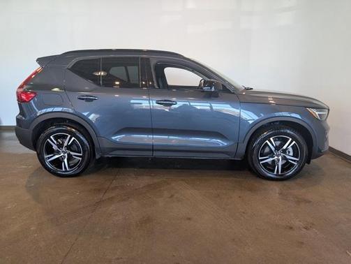 2026 Volvo XC40 Core, B5 AWD Gas (mild hybrid), Dark