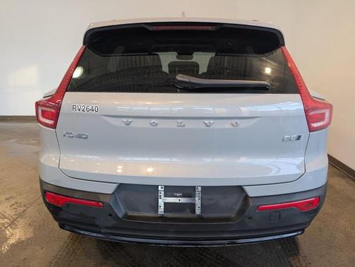 2026 Volvo XC40 Plus, B5 AWD Gas (mild hybrid), Dark