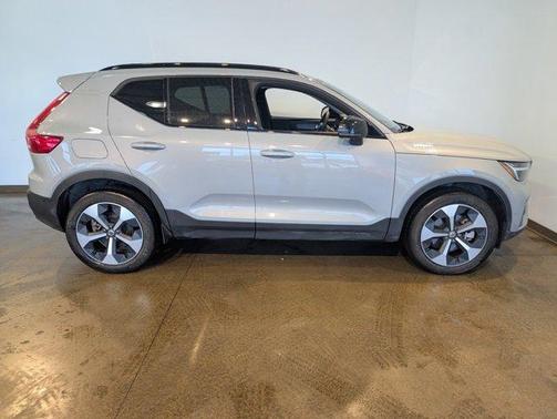 2026 Volvo XC40 Plus, B5 AWD Gas (mild hybrid), Dark