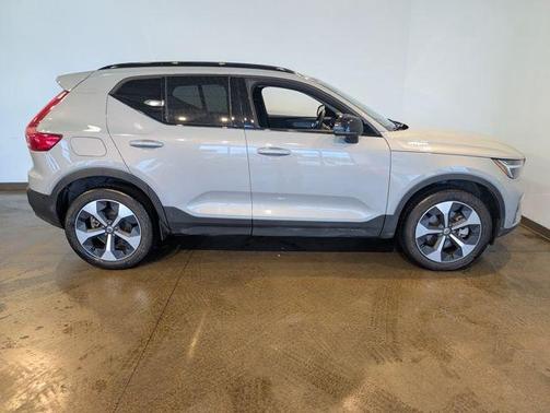2026 Volvo XC40 Plus, B5 AWD Gas (mild hybrid), Dark