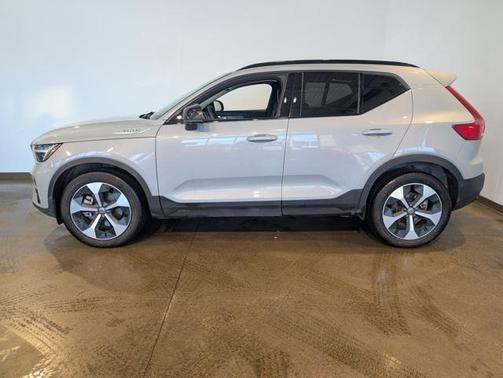 2026 Volvo XC40 Plus, B5 AWD Gas (mild hybrid), Dark