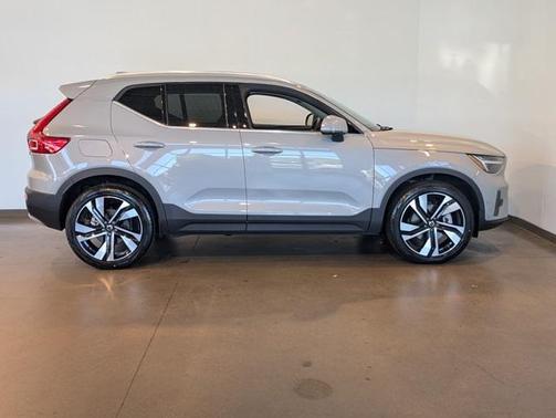 2025 Volvo XC40 B5 Plus Bright Theme