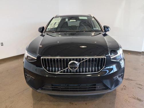 2025 Volvo XC40 B5 Plus Bright Theme