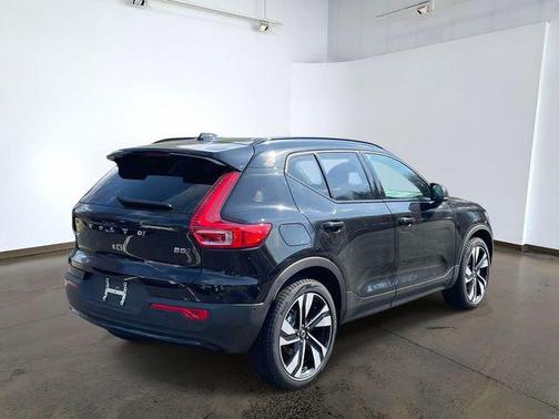 Onyx Black 2026 Volvo XC40 Plus, B5 AWD Gas (mild hybrid), Dark