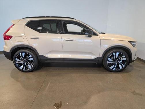 2026 Volvo XC40 B5 Ultra