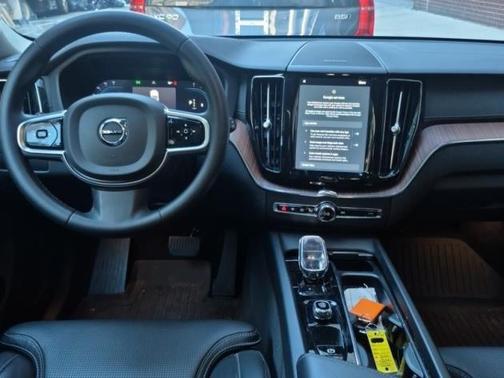 2023 Volvo XC60 B5 Ultimate Bright Theme
