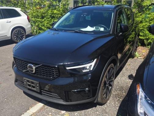 2023 Volvo XC40 B5 Plus Dark Theme