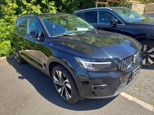 2023 Volvo XC40 B5 Plus Dark Theme