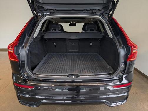 2023 Volvo XC60 B5 Plus Dark Theme