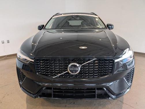 2023 Volvo XC60 B5 Plus Dark Theme