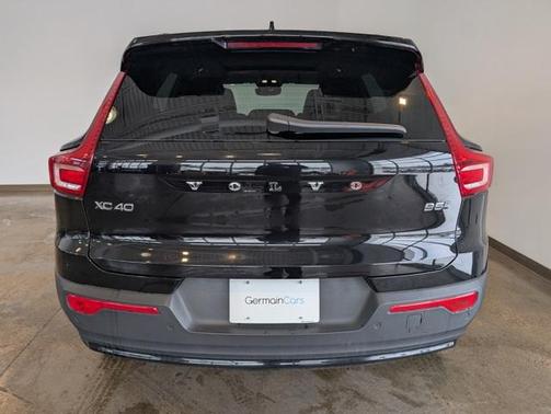 2023 Volvo XC40 B5 Plus Dark Theme