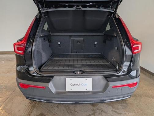 2023 Volvo XC40 B5 Plus Dark Theme