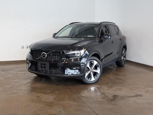 2023 Volvo XC40 B5 Plus Dark Theme