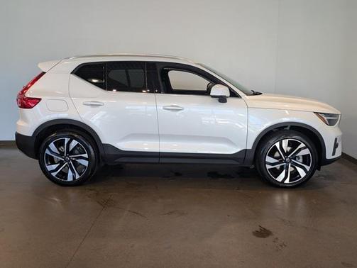 2025 Volvo XC40 B5 Plus Bright Theme
