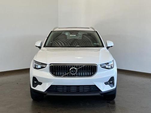 2025 Volvo XC40 B5 Plus Bright Theme