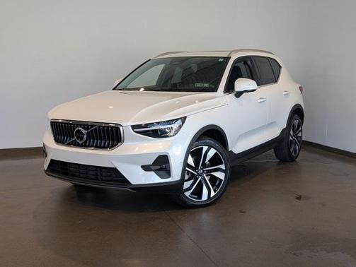 2025 Volvo XC40 B5 Plus Bright Theme