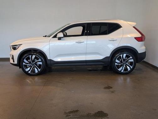 2025 Volvo XC40 B5 Plus Bright Theme