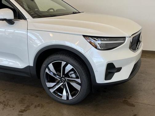 2025 Volvo XC40 B5 Plus Bright Theme