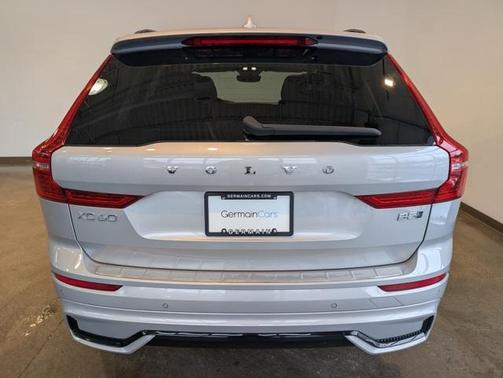 2023 Volvo XC60 B5 Plus Dark Theme