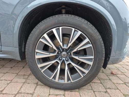2022 Volvo XC90 T6 Momentum