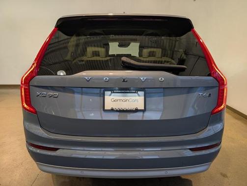 2022 Volvo XC90 T6 Momentum