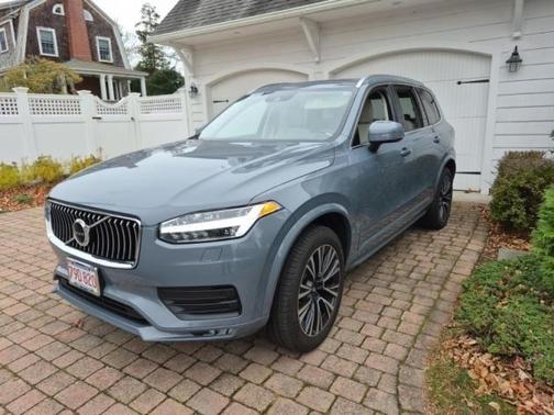 2022 Volvo XC90 T6 Momentum