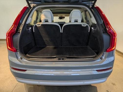 2022 Volvo XC90 T6 Momentum