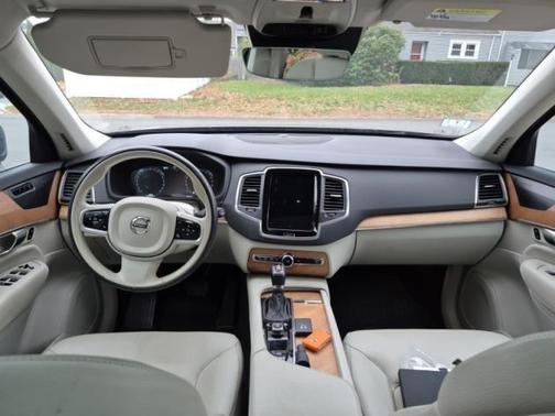 2022 Volvo XC90 T6 Momentum